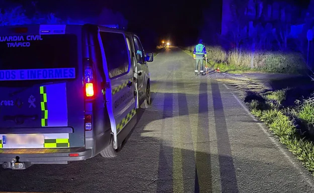 La Guardia Civil investigando el lugar del accidente. /HOY