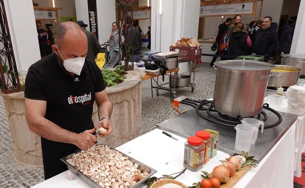 Preparando arroz con gurumelos  en el Hospital Provincial. /C. MORENO