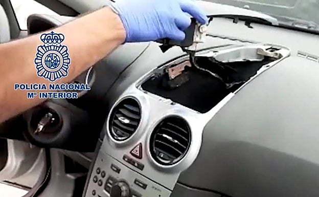 La droga iba oculta en el salpicadero de este Opel Corsa.