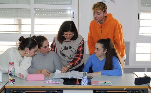 Laura, en clase, con varios de sus alumnos. 