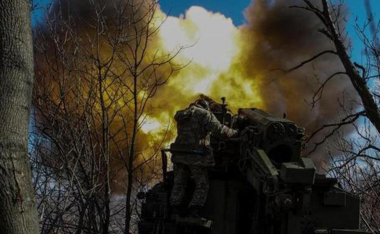 Militares ucranianos disparan un obús autopropulsado hacia las tropas rusas en las afueras de Bajmut.
