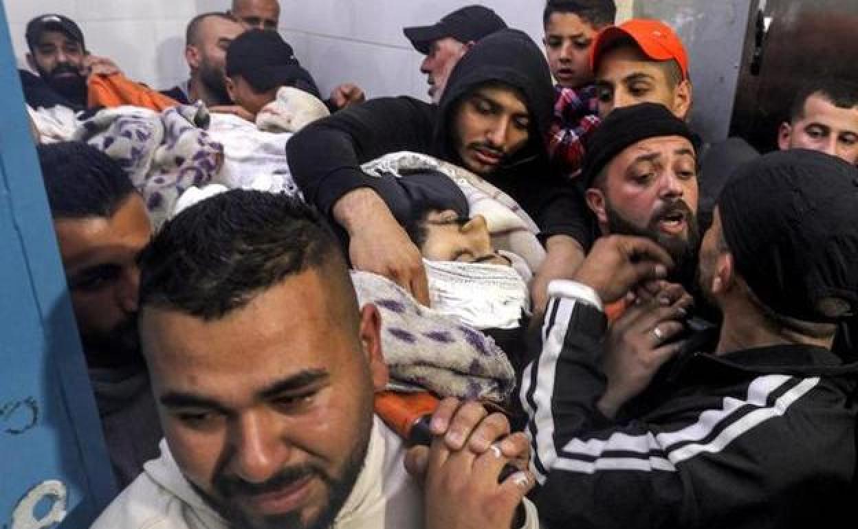 El cuerpo de uno de los palestinos muertos en la operación israelí es trasladado a una morgue en el campo de Yenín.