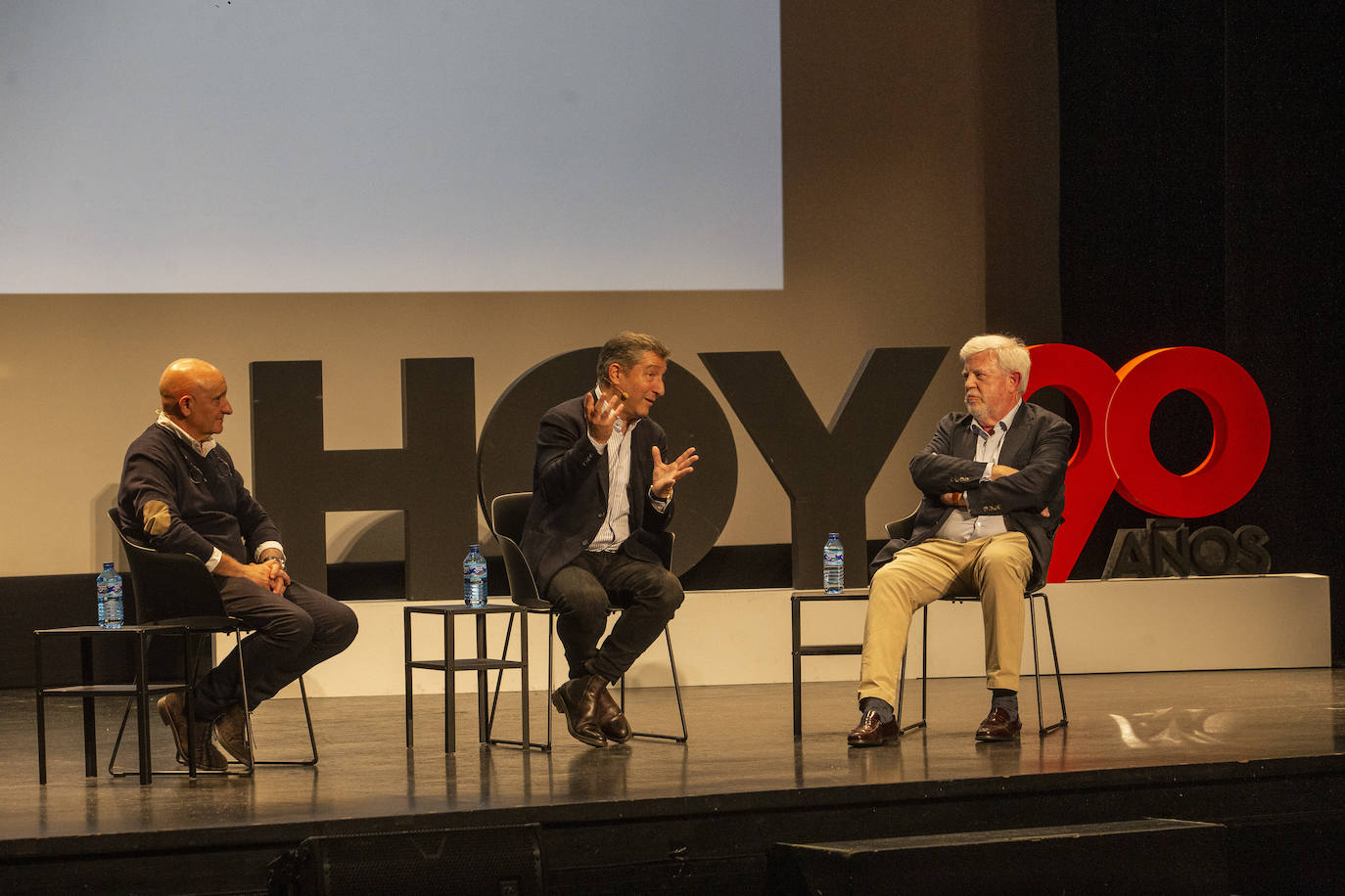Toño Pérez y Joan Roca en el Gran Teatro de Cáceres este miércoles junto al crítico de Vocento Carlos Maribona.
