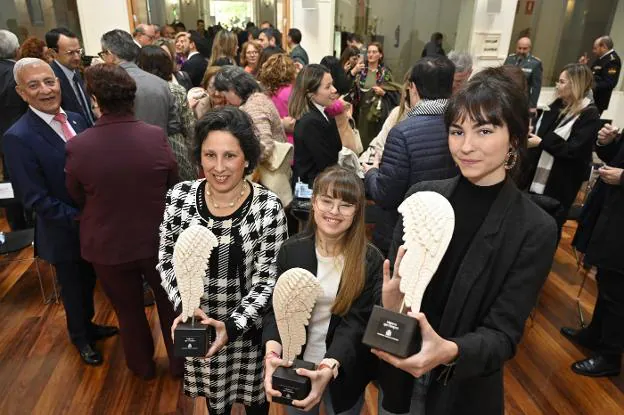 Asunción Gómez, Paula Cisneros y Beatriz de Silva posan con sus 'Mujeres que rompen'. 