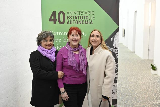 Esther Párraga, Marilé Calvo, exdirectora de la Casa de la Mujer de Badajoz y Teresa Durán, su hija.