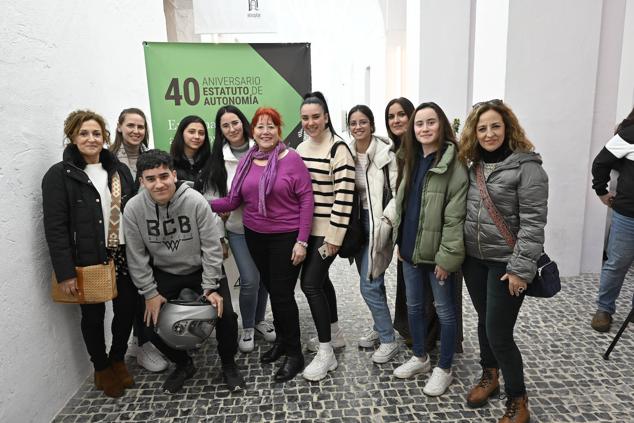 María Teresa Llinas, profesora; Rebeca López, Sheila García, María Senero, Cristina Navarro, Alba Vívar, Ángeles María Hernández y Marieta Sánchez, profesora y ponente de la mesa redonda. Alumnos y profesoras del Ciclo de Grado Superior de Promoción de Igualdad de Género en el Instituto Bárbara de Braganza de Badajoz.