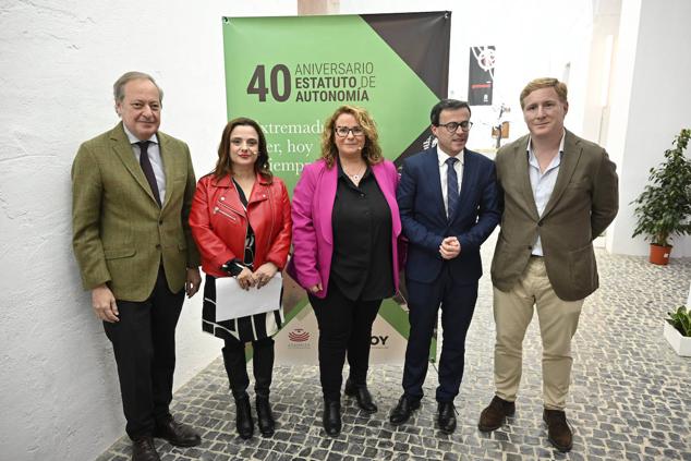 Álvaro Rodríguez Guitart, director general de HOY Extremadura y ABC en Andalucía; Celia Herrera, periodista del Diario HOY; Cristina Valadés, diputada de Igualdad; Miguel Ángel Gallardo, presidente de la Diputación de Badajoz; e Ignacio Gragera, alcalde de Badajoz. 