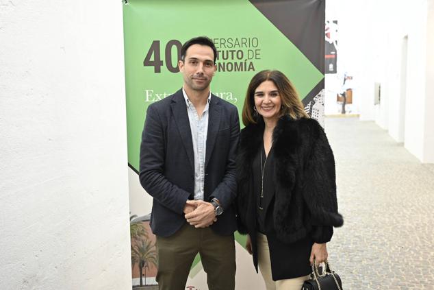 Manuel Borrego, alcalde de Valverde de Leganés, y Ana María Frade, directora del Área de Economía de la Diputación de Badajoz. 