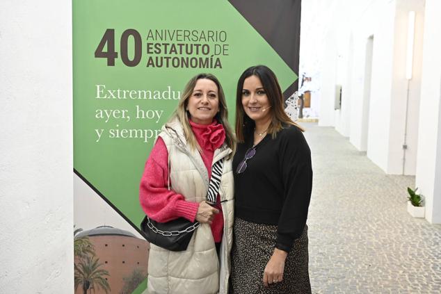 Carmen Otero y Marieta Sánchez, una de las ponentes de la mesa redonda. Ambas son profesoras del Instituto Bárbara de Braganza de Badajoz.