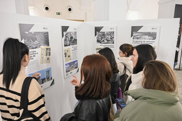Un grupo de alumnas del ciclo de igualdad visita la muestra ‘Extremadura ayer, hoy y siempre’ de portadas del Diario HOY. 