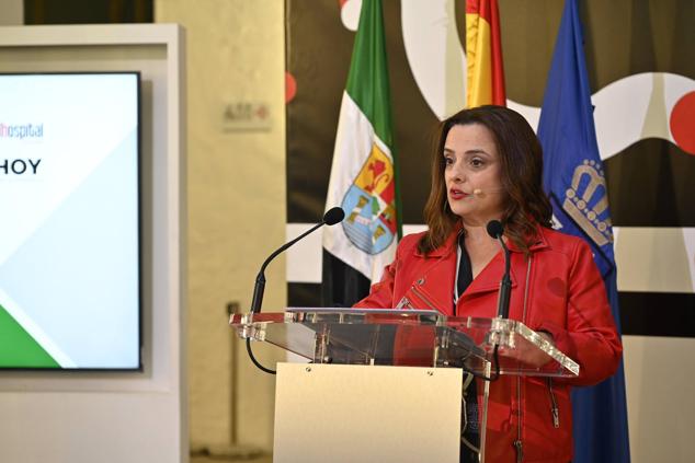 Celia Herrera, periodista del Diario HOY, fue la encargada de presentar el acto y de moderar la mesa redonda sobre igualdad. 