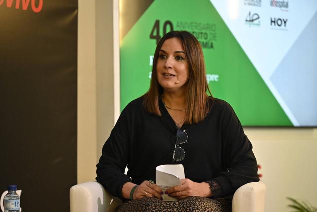 Marieta Sánchez, profesora del Ciclo superior de Igualdad en Badajoz, durante una de sus intervenciones en la mesa redonda. 