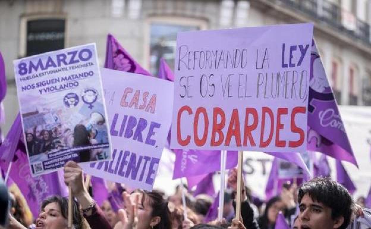 Una oleada morada recorre las calles y plazas de España