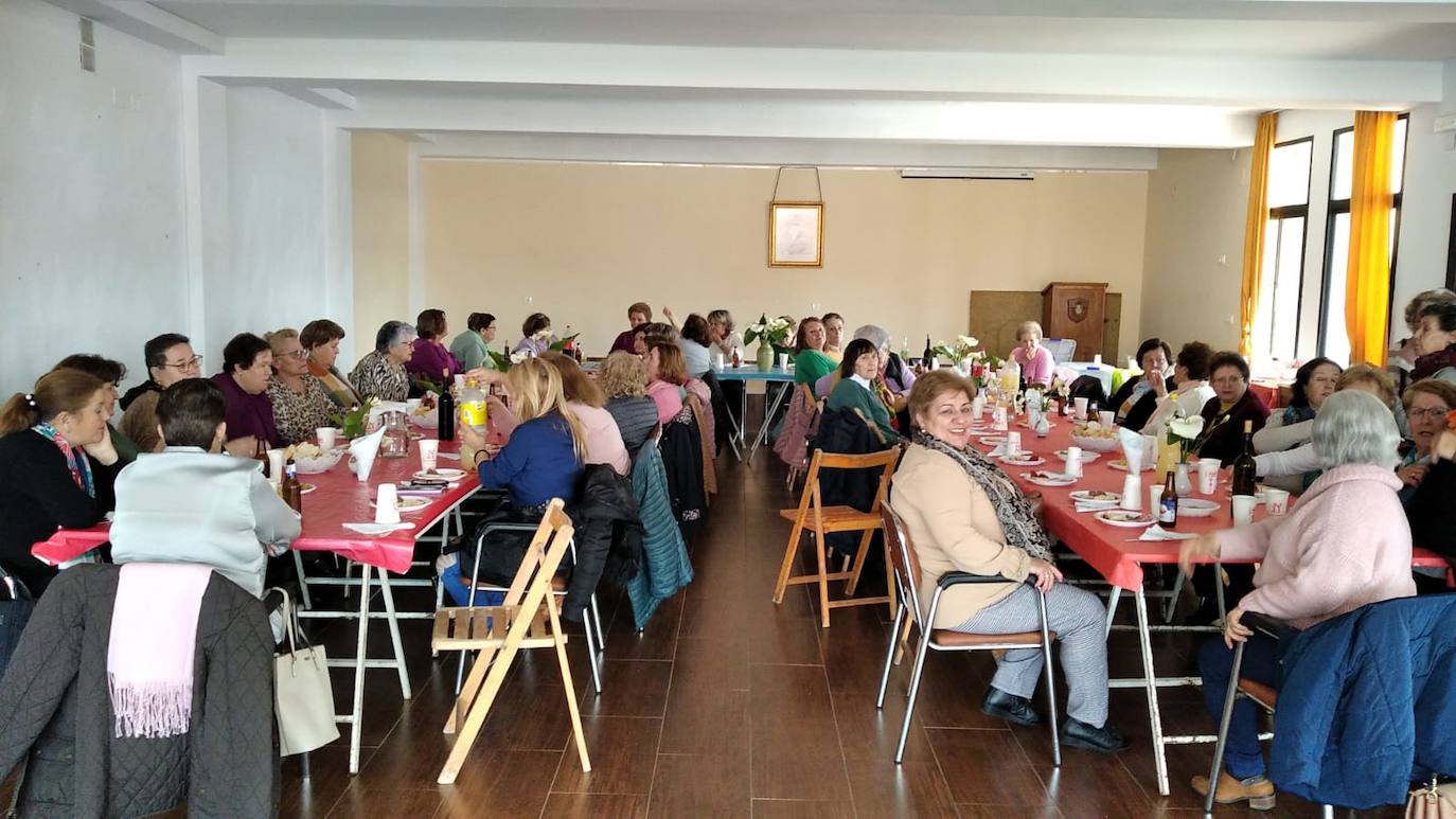 Imagen principal - Participantes y detalles de la comida organizada por 'Las Artesanas' el pasado miércoles. 
