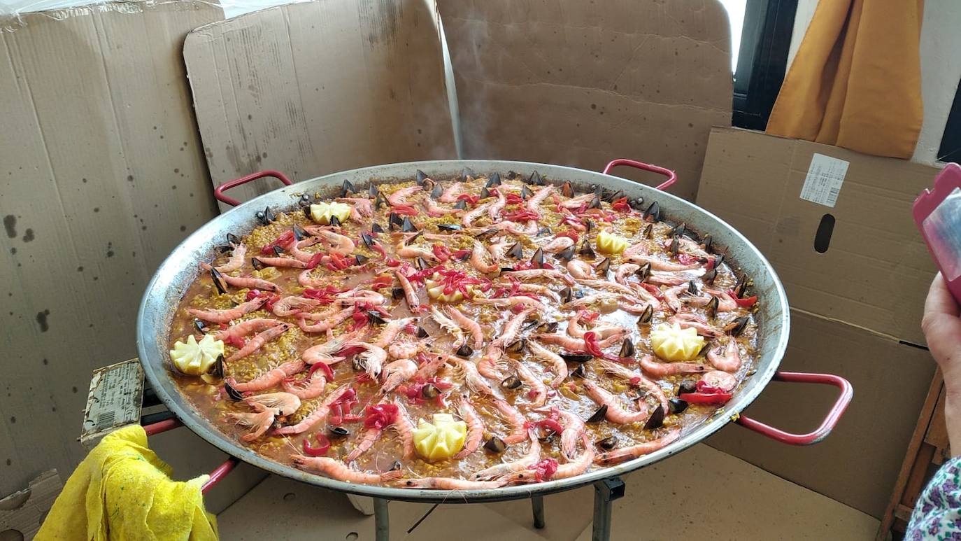 Imagen secundaria 2 - Participantes y detalles de la comida organizada por 'Las Artesanas' el pasado miércoles. 