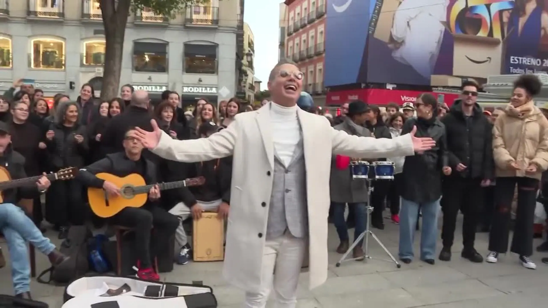 Pitingo sorprende con un concierto sorpresa en la Plaza de Callao de Madrid