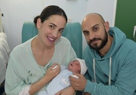 Irene y Luismi con su hijo Mario, el último extremeño de 2023.