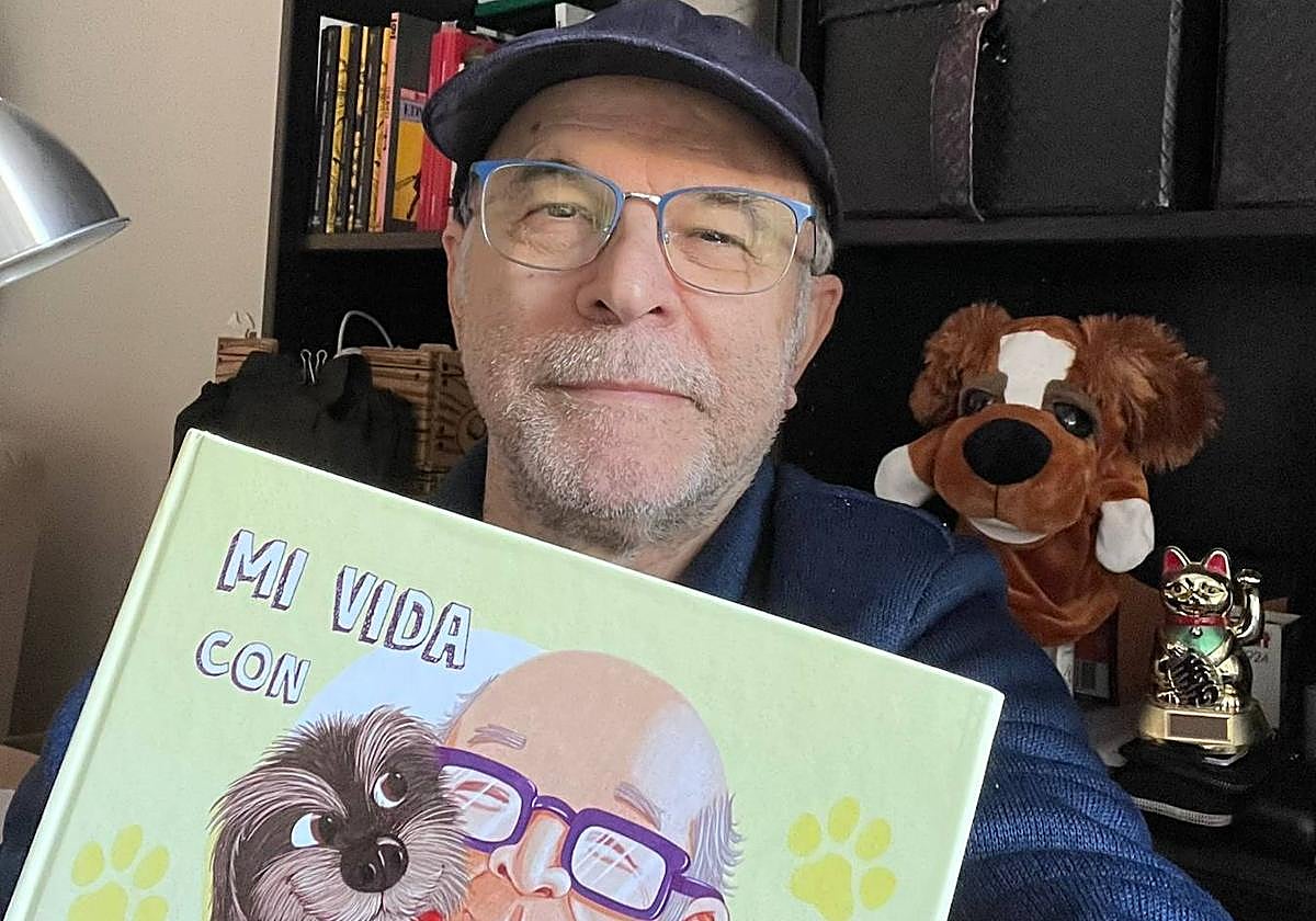 Miguel Romero, con el libro.