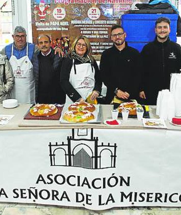 Imagen secundaria 2 - La heralda real con las llaves de la ciudad; el rey Baltasar con dos pajes reales; y la Asociación de la Misericordia de Alcuéscar recaudando fondos con la venta de roscón solidario.