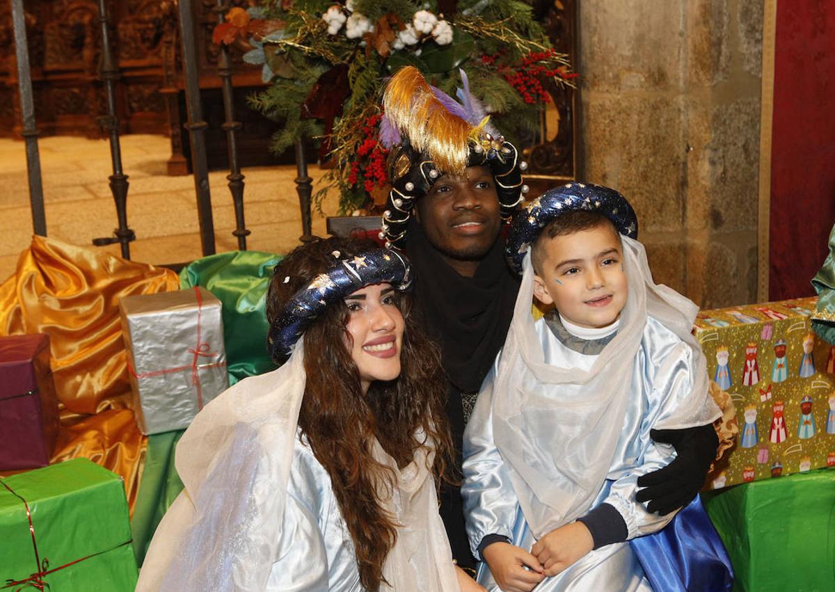 Imagen secundaria 1 - La heralda real con las llaves de la ciudad; el rey Baltasar con dos pajes reales; y la Asociación de la Misericordia de Alcuéscar recaudando fondos con la venta de roscón solidario.