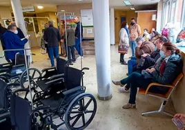 Sala de Urgencias del hospital Perpetuo Socorro de Badajoz llena de pacientes esperando a ser atendidos en la mañana de este miércoles.