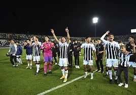 Celebración del Badajoz tras vencer al Cacereño.