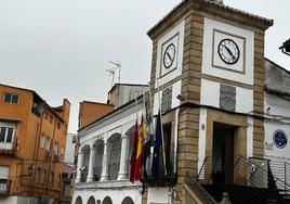 Banderas a media asta en el Ayuntamiento de Logrosán, este jueve.