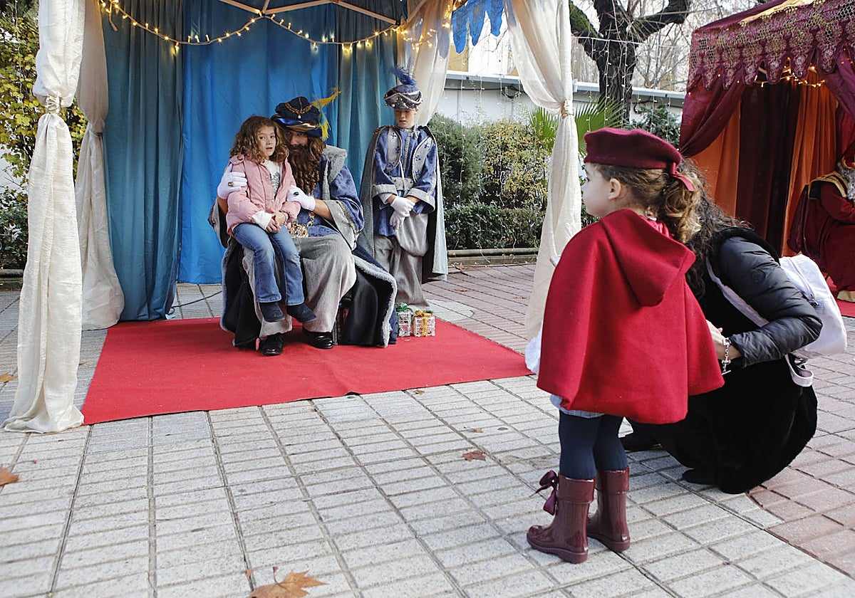 El rey Gaspar recibiendo las peticiones de los niños este viernes en el Paseo de Cánovas.