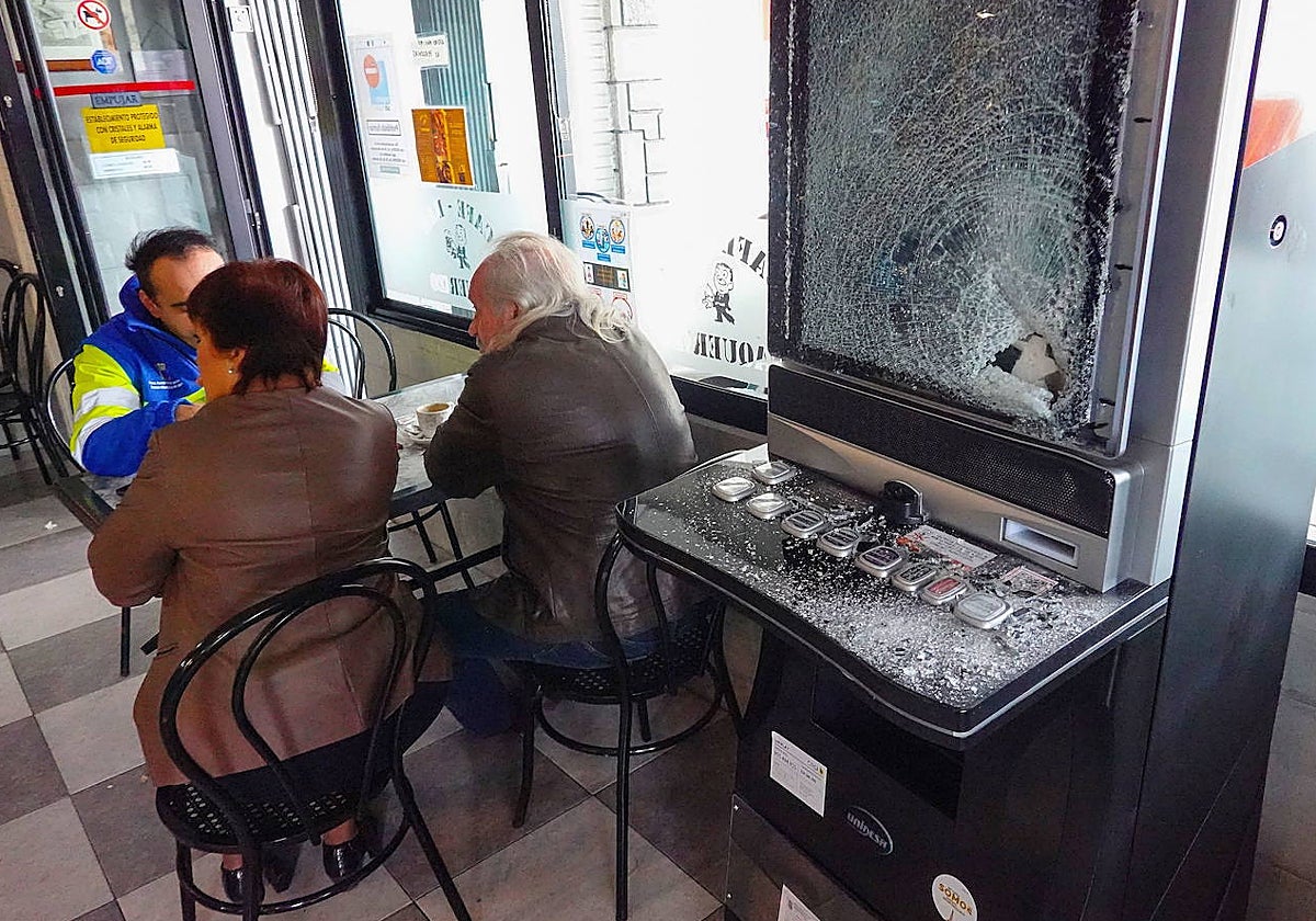 Daños causados por los atracadores en el bar Vaquerizo de Badajoz.