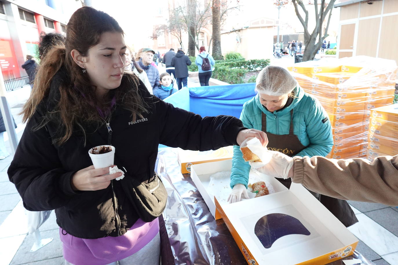 El reparto de roscón en Badajoz, en imágenes