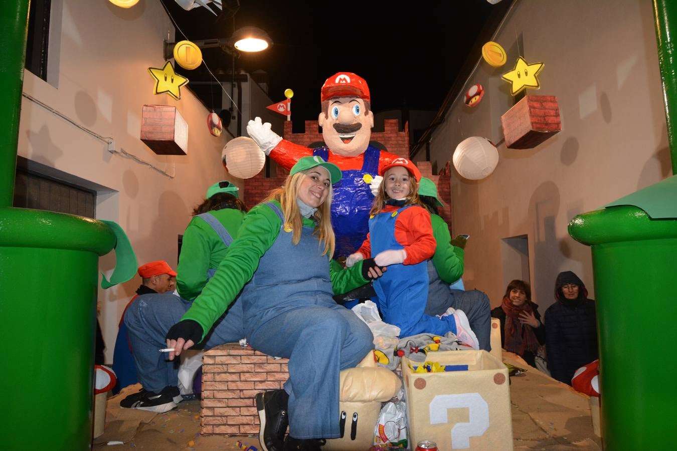 Las calles de Fregenal abarrotadas al paso de los Reyes Magos