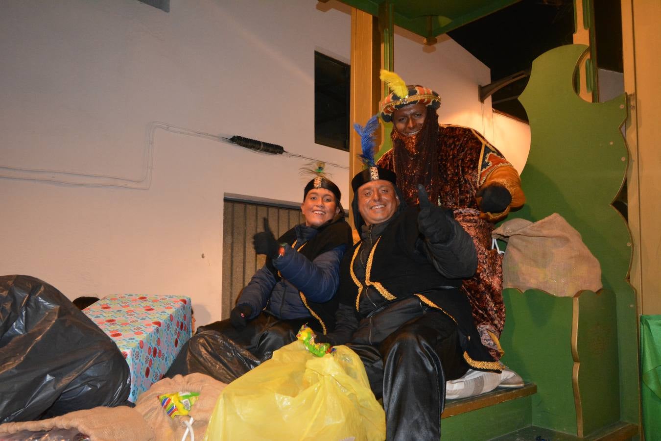 Las calles de Fregenal abarrotadas al paso de los Reyes Magos