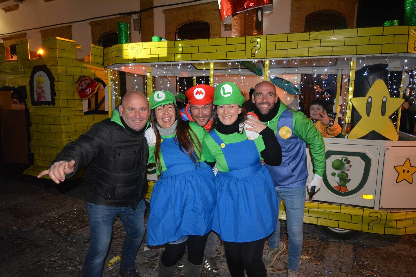 Las calles de Fregenal abarrotadas al paso de los Reyes Magos