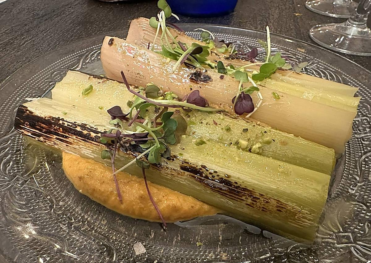 Imagen secundaria 1 - Foie, puerros y presa con calabaza.