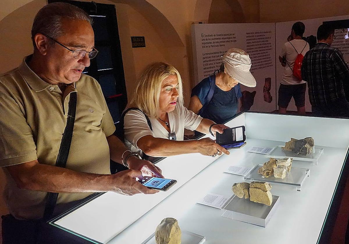 Visitantes en el Museo Arqueológico de Badajoz durante la exposición de las caras de Turuñuelo.