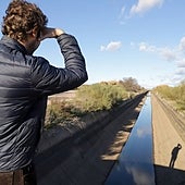 Canal del Zújar casi vacío de agua cerca de Don Benito, algo habitual a estas alturas de enero.