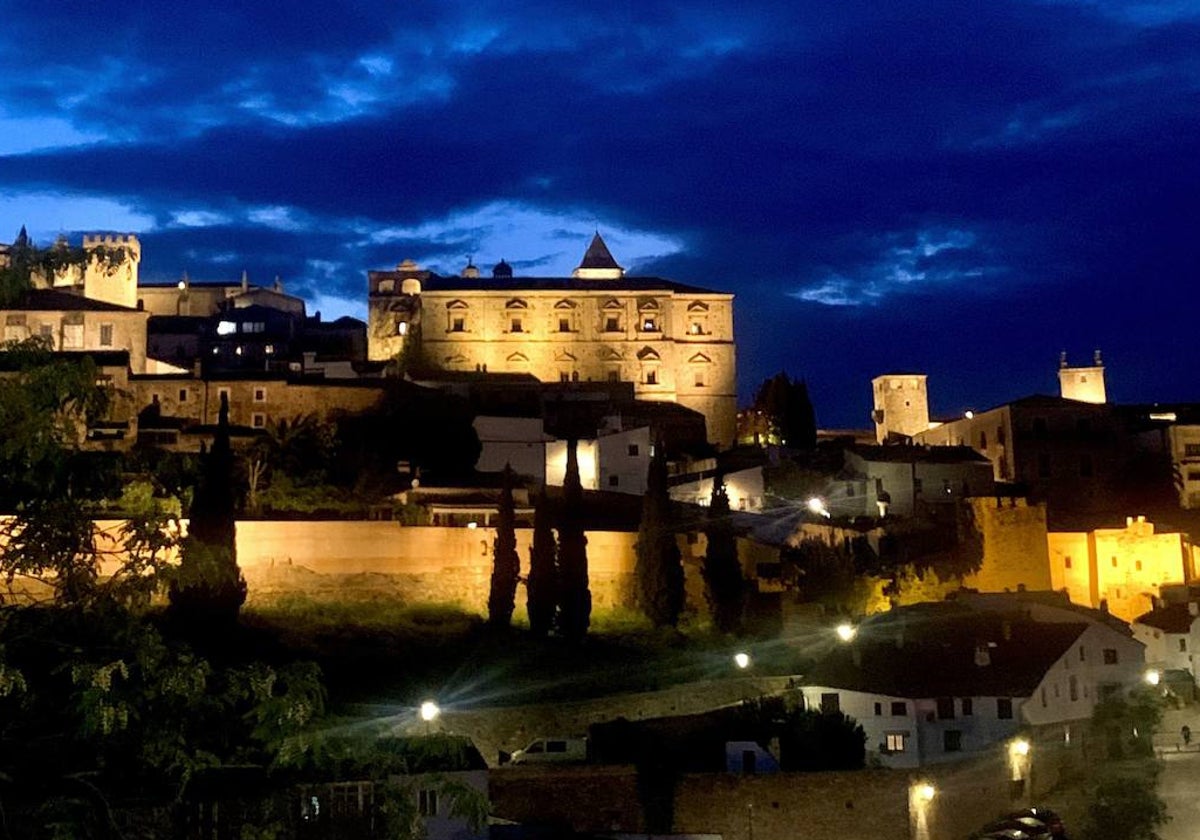 Imagen nocturna de la Ciudad Monumental de Cáceres vista desde San Marquino.