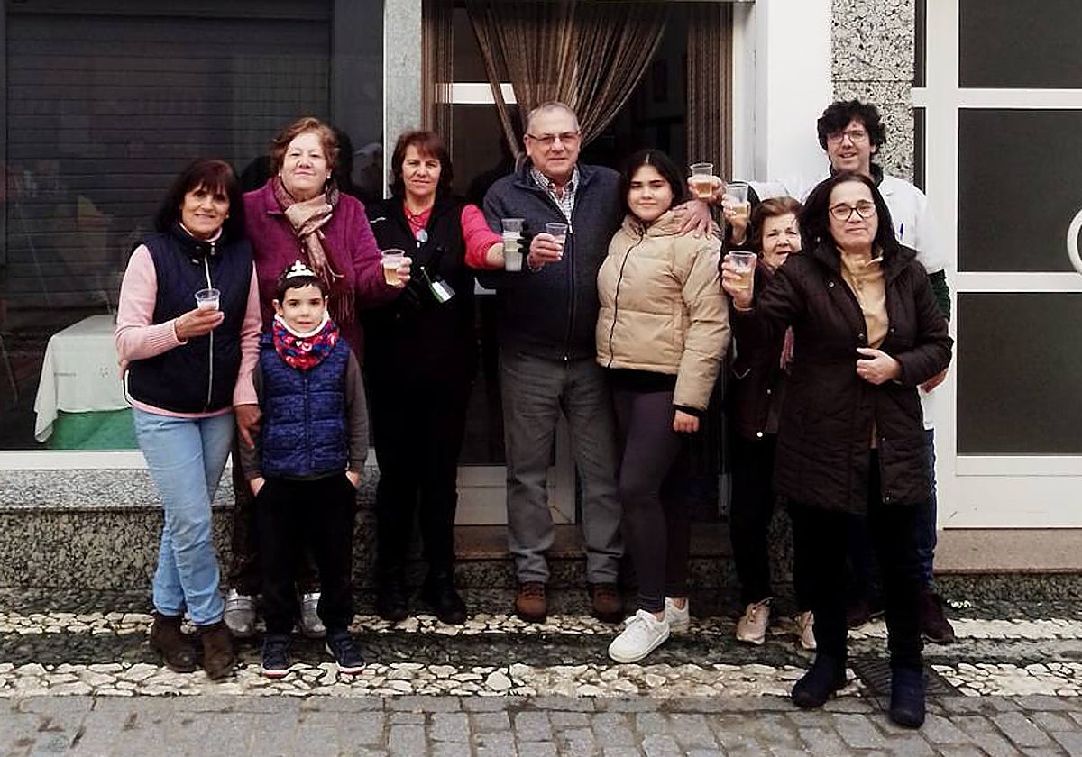 Dueños de negocios en la calle Don Lope, de Salvatierra, con el homenaje a Manolo Guillén, en el centro, el pasado viernes.
