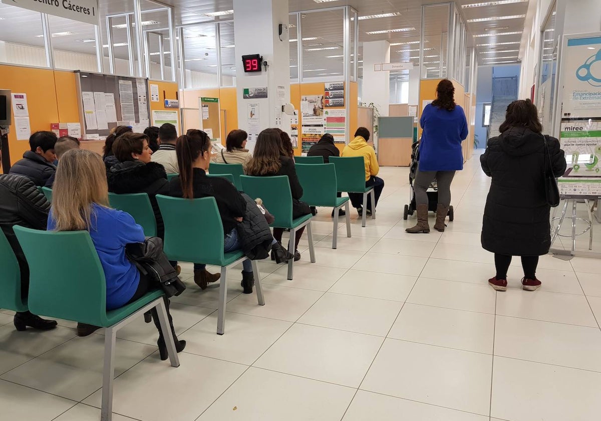 Cola en una oficina del Sexpe. Muchos trámien en la región siguen teniendo que hacerse presencialmente.