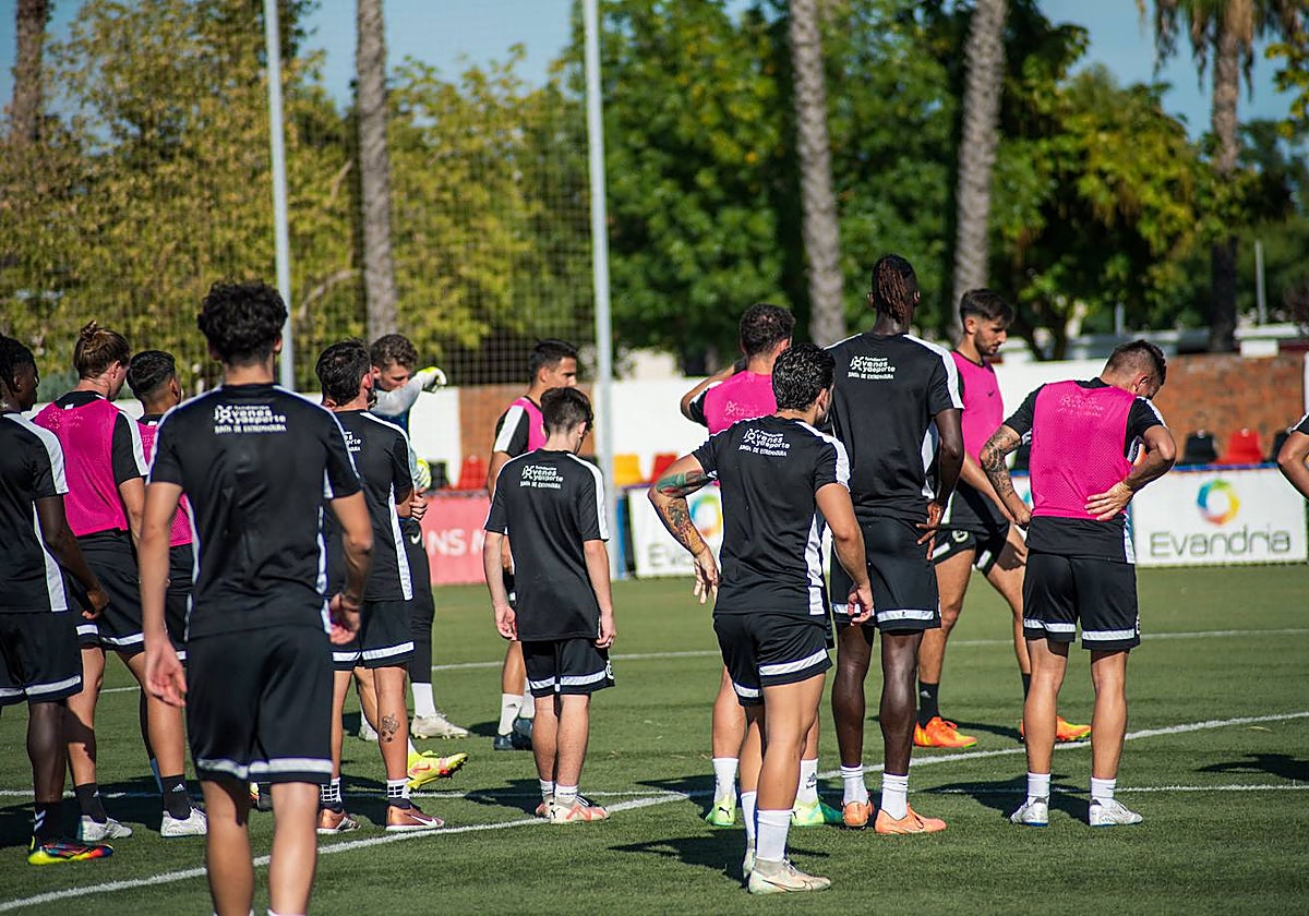 La plantilla rojinegra durante un entrenamiento.