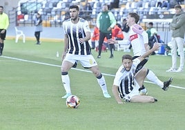 Miguel Núñez (derecha), baja sensible para el Badajoz en su visita al Llerenense.