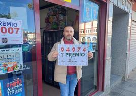 El lotero Javier Brito de la administración de la calle Escribano de Almendralejo.