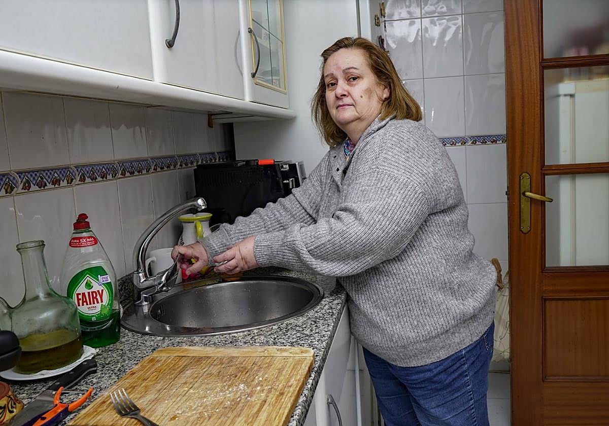 Adela Tamayo en su vivienda de la avenida Felipe Trigo, mostrando los cortes de agua.
