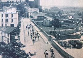 El pelotón de la Vuelta Ciclista a España de1935, a su paso por el Puente de Trujillo.