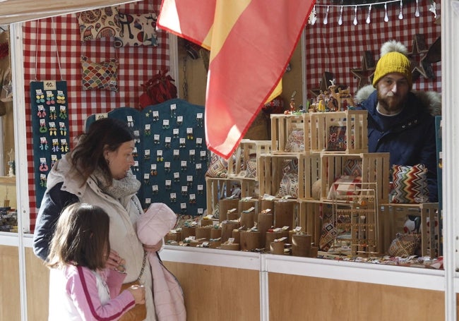 Visitantes del mercado navideño de Cánovas momentos antes de su cierre.