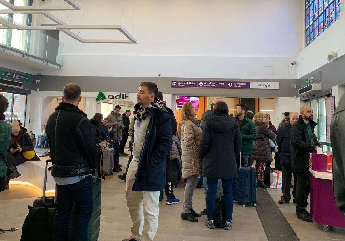 Viajeros en la estación de Cáceres esperando el tren, con salida a las 11.34 horas.