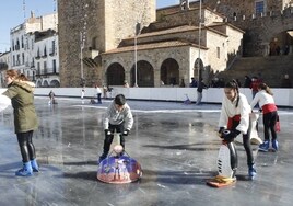 Imagen de archivo de la pista de hielo ubicada en la Plaza Mayor de Cáceres durante las Navidades.