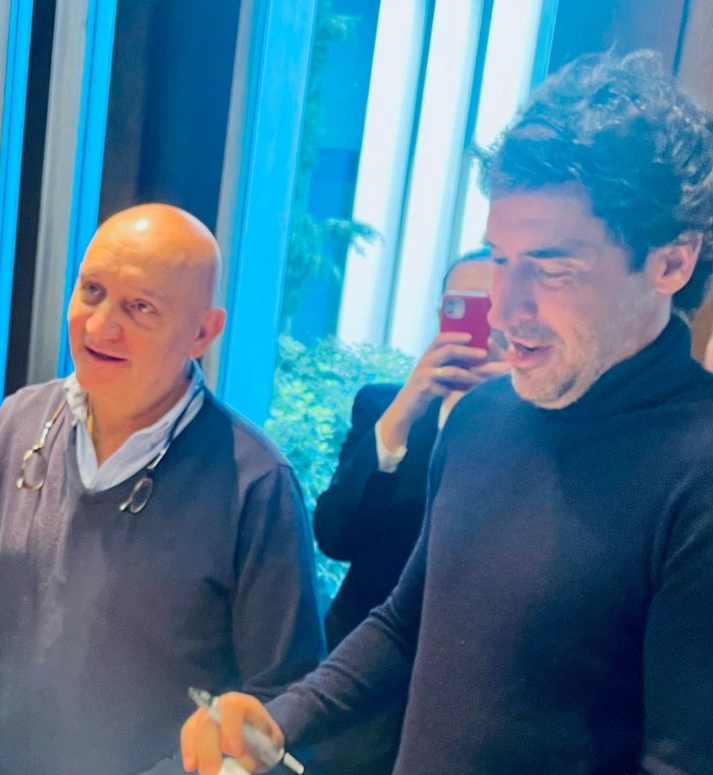 Imagen principal - Raúl González en el restaurante Atrio con Toño Pérez y miembros de su equipo.