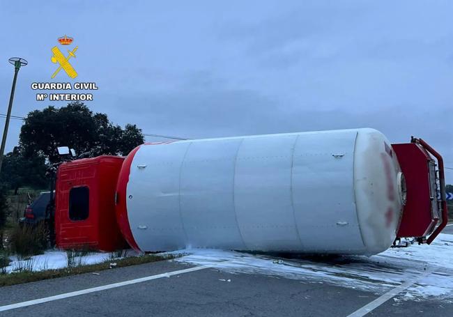 El camión cisterna implicado en el choque frontal con un turismo en el que perdieron la vida dos jóvenes de Logrosán.