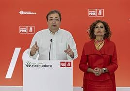 Guillermo Fernández Vara, durante un acto político juntoi a María Jesús Montero, el año pasado.